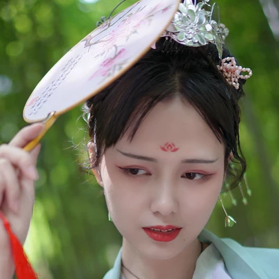 嬌艷帶團扇女生頭像，唯美古風真人頭像