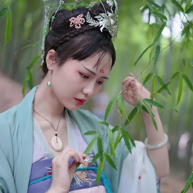 嬌艷帶團扇女生頭像，唯美古風真人頭像