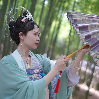 嬌艷帶團扇女生頭像，唯美古風真人頭像