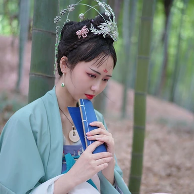 嬌艷帶團扇女生頭像，唯美古風真人頭像