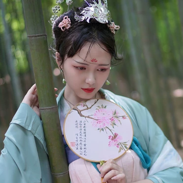 嬌艷帶團扇女生頭像，唯美古風真人頭像