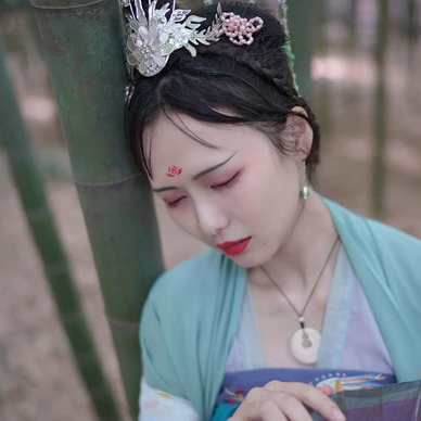 嬌艷帶團扇女生頭像，唯美古風真人頭像