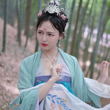 嬌艷帶團扇女生頭像，唯美古風真人頭像