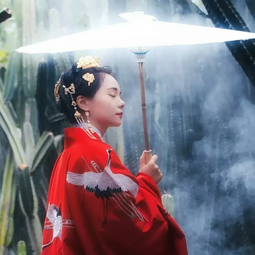 紅衣仙鶴帶傘女生頭像，唯美古風真人頭像
