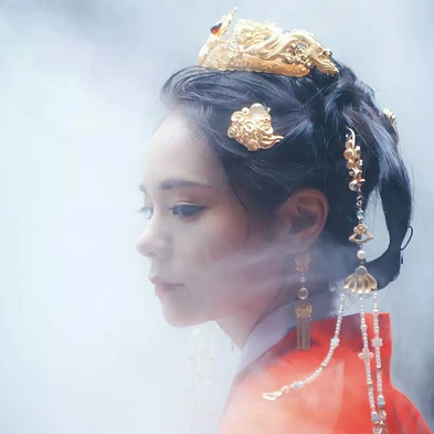 紅衣仙鶴帶傘女生頭像，唯美古風真人頭像