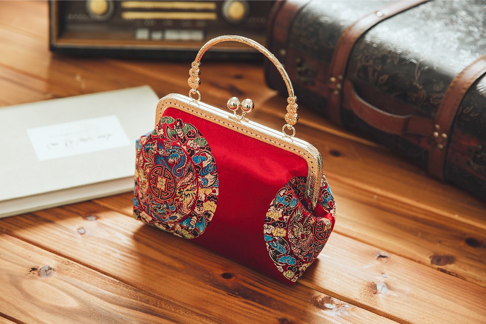 匠心啟航閱讀特色紅色龍團圖案手工包