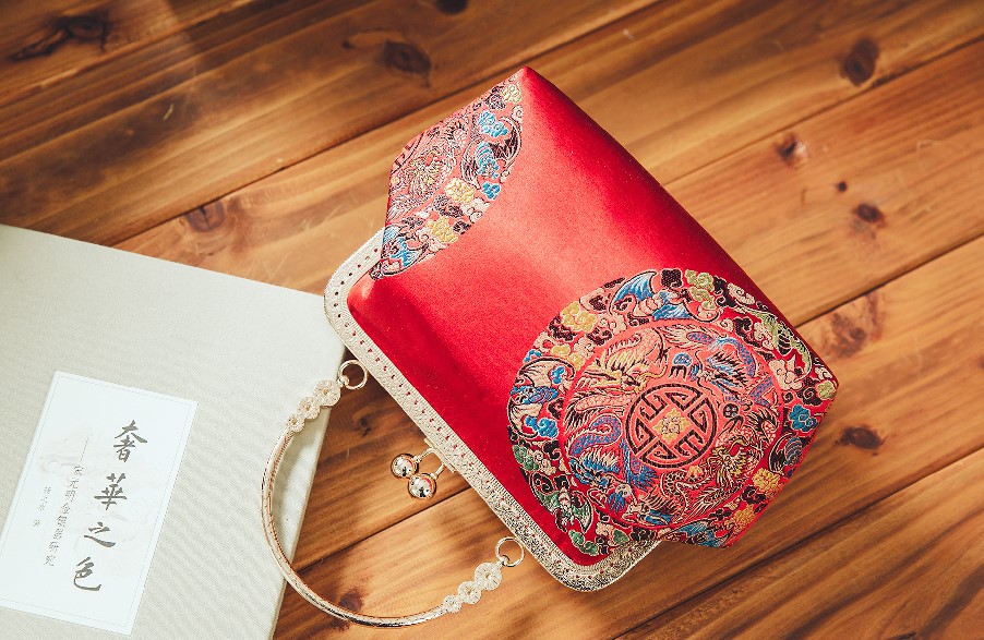 匠心啟航閱讀特色紅色龍團圖案手工包