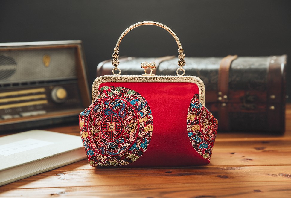 匠心啟航閱讀特色紅色龍團圖案手工包