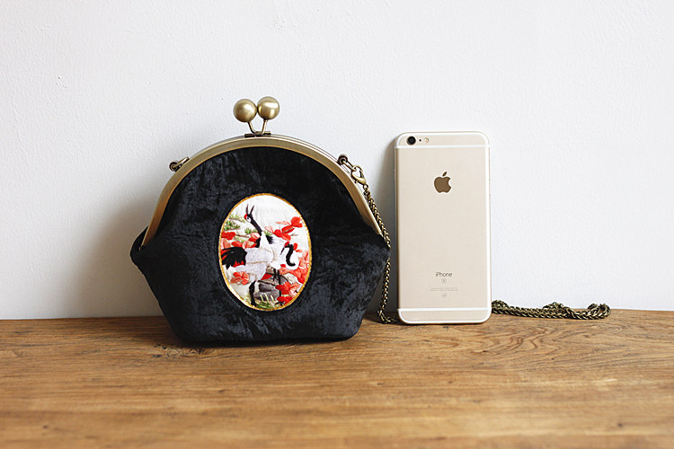 復(fù)古仙鶴刺繡斜跨包，唯美黑色絲絨手工包