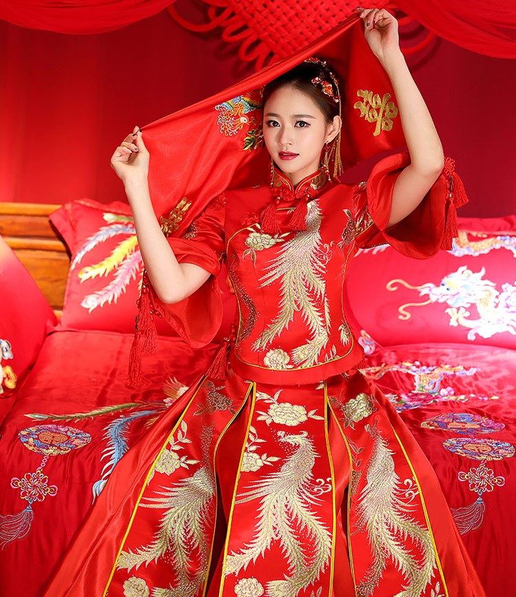 中式傳統(tǒng)新娘禮服，金絲刺繡中式禮服