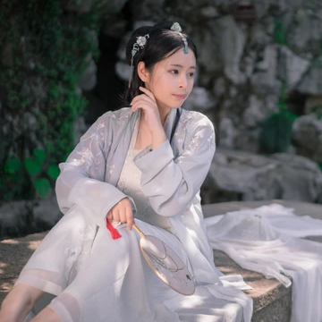 淡雅帶傘團(tuán)扇女生頭像，唯美古風(fēng)真人頭像