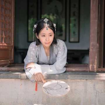 淡雅帶傘團(tuán)扇女生頭像，唯美古風(fēng)真人頭像