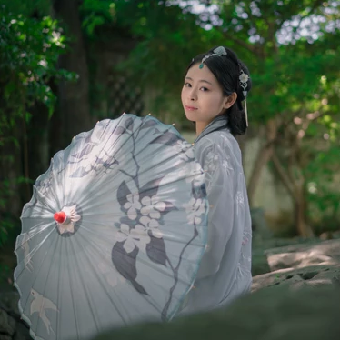 淡雅帶傘團(tuán)扇女生頭像，唯美古風(fēng)真人頭像