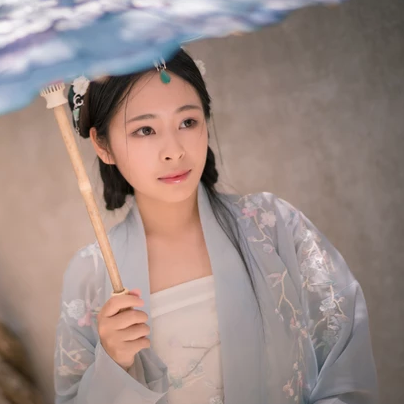 淡雅帶傘團(tuán)扇女生頭像，唯美古風(fēng)真人頭像