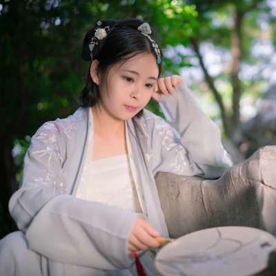 淡雅帶傘團(tuán)扇女生頭像，唯美古風(fēng)真人頭像