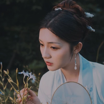 文藝帶團(tuán)扇女生頭像，唯美古風(fēng)真人頭像