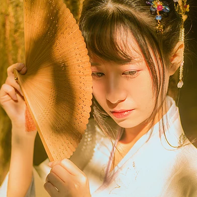秋藝帶折扇女生頭像，唯美古風真人頭像