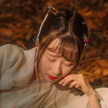 秋藝帶折扇女生頭像，唯美古風真人頭像