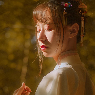 秋藝帶折扇女生頭像，唯美古風真人頭像