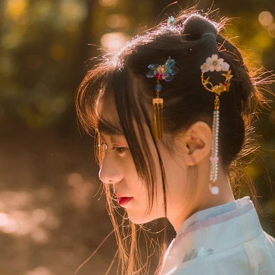 秋藝帶折扇女生頭像，唯美古風真人頭像