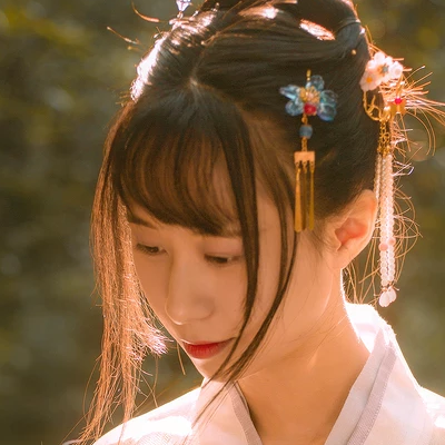 秋藝帶折扇女生頭像，唯美古風真人頭像