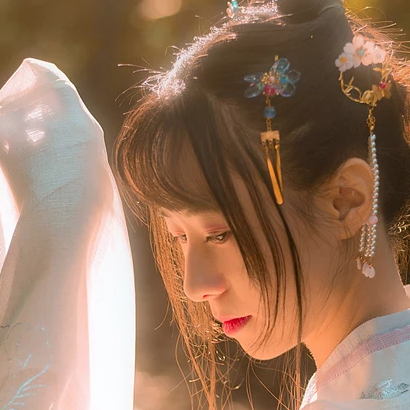 秋藝帶折扇女生頭像，唯美古風真人頭像