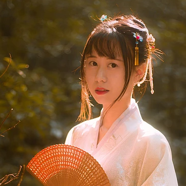 秋藝帶折扇女生頭像，唯美古風真人頭像