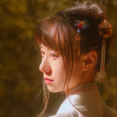 秋藝帶折扇女生頭像，唯美古風真人頭像