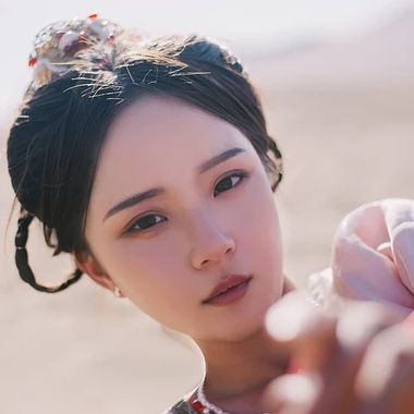 沙漠紅衣女子頭像，唯美古風真人頭像