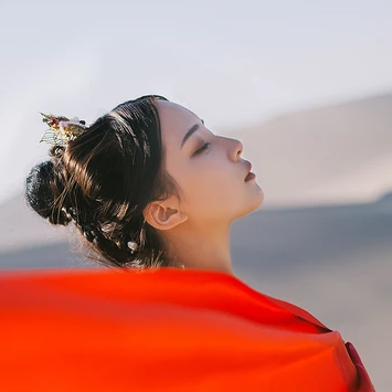 沙漠紅衣女子頭像，唯美古風真人頭像