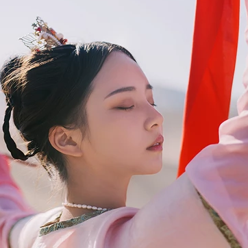 沙漠紅衣女子頭像，唯美古風真人頭像