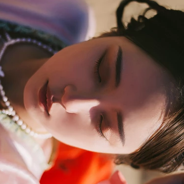 沙漠紅衣女子頭像，唯美古風真人頭像