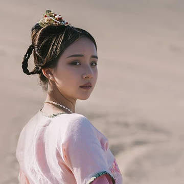 沙漠紅衣女子頭像，唯美古風真人頭像