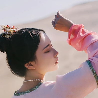 沙漠紅衣女子頭像，唯美古風真人頭像