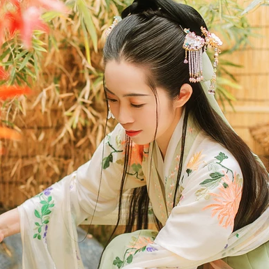 秋意楓葉帶團(tuán)扇頭像,唯美古風(fēng)真人頭像