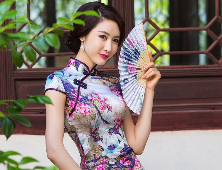 復(fù)古短袖旗袍裙，邂逅唯美嫵媚花色迷人旗袍