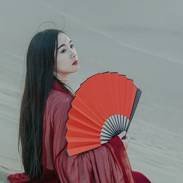 沙漠紅衣帶傘女生頭像，唯美古風真人頭像