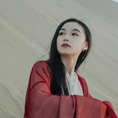 沙漠紅衣帶傘女生頭像，唯美古風真人頭像