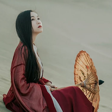 沙漠紅衣帶傘女生頭像，唯美古風真人頭像