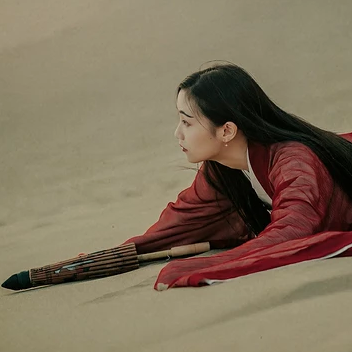 沙漠紅衣帶傘女生頭像，唯美古風真人頭像