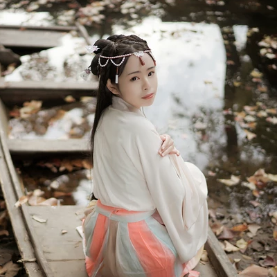 楓葉帶團扇女生頭像，唯美古風真人頭像