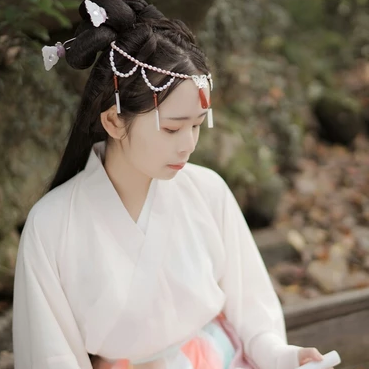 楓葉帶團扇女生頭像，唯美古風真人頭像