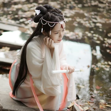 楓葉帶團扇女生頭像，唯美古風真人頭像