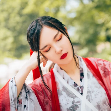 紅衣喝酒女生頭像，唯美古風(fēng)真人頭像