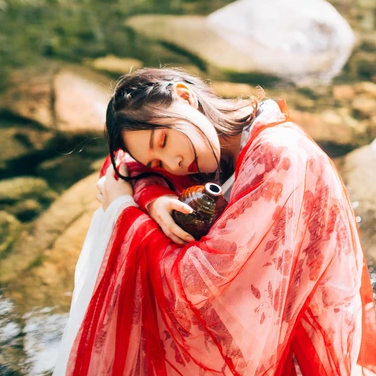 紅衣喝酒女生頭像，唯美古風(fēng)真人頭像
