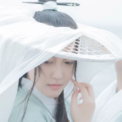 素衣俠客女生頭像，唯美古風(fēng)真人頭像