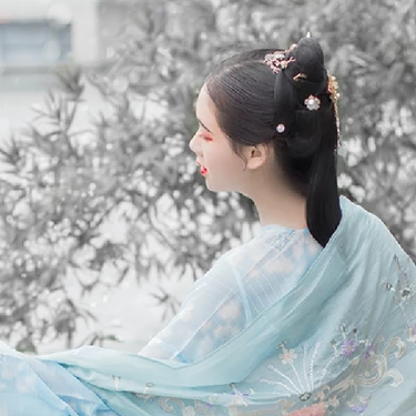 雪景帶團扇女生頭像，唯美古風真人頭像