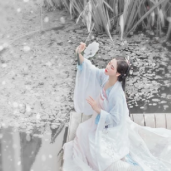 雪景帶團扇女生頭像，唯美古風真人頭像