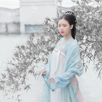 雪景帶團扇女生頭像，唯美古風真人頭像