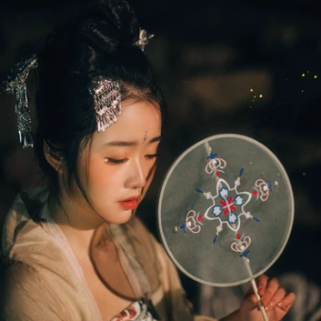 夜景帶團(tuán)扇女生頭像，唯美古風(fēng)真人頭像